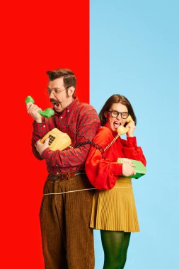 Toksik ilişki. Elinde telefon ahizeleri olan ve mavi arka planda çığlık atan öfkeli bir çift ve güzel bir kadın portresi. Aile kavramı, problem, aşk, duygu, retro, çatışma