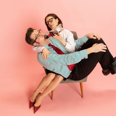 Dikkatsiz bir hafta sonu. Karısının kocasına bir şişe içki ve alkolle beslediği bir portre. İlişki kavramı, çocukluk, mizah, eğlence, insani duygular, yaratıcılık, ad