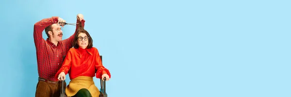 Банер Шокованою Жінкою Божевільний Перукар Робить Нову Зачіску Фоні Студії — стокове фото