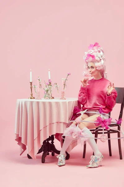 皇家派对年轻公主的画像 穿着雅致的粉色衣服的女王 和假发喝鸡尾酒粉红工作室背景 现代性和复兴 美的比较概念 — 图库照片