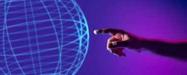 İnsan eliyle yapılan portre neona dokunuyor, parlak yuvarlak, küre soyut minimum mor arkaplanda neon ışıkta. Geometrik figürler kavramı, ultraviyole ışık, sanal gerçeklik, teknolojiler, reklam