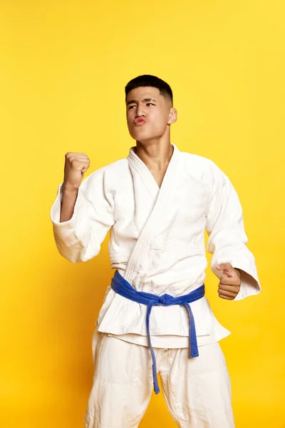 Fekete Portré Férfi Taekwondo Karate Sportoló Fehér Kimonót Visel Alapvető — Stock Fotó