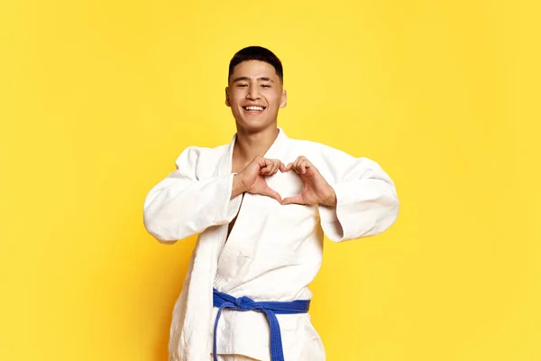 Retrato Con Hombre Feliz Alegre Taekwondo Atleta Karate Kimono Mostrando —  Fotos de Stock
