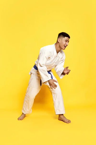 Pojedynek Walka Portret Mężczyzną Taekwondo Karate Atleta Białym Kimono Czeka — Zdjęcie stockowe