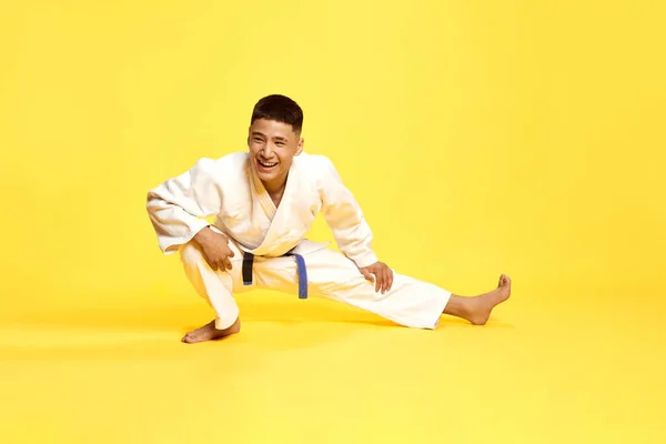 Πορτρέτο Νεαρό Άνδρα Taekwondo Αθλητής Καράτε Φορώντας Λευκό Κιμονό Ετοιμάζεται — Φωτογραφία Αρχείου