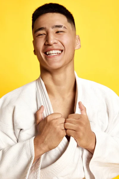 Κοντινό Πορτραίτο Χαρούμενο Όμορφο Άντρα Νεαρό Αθλητή Καράτε Που Φοράει — Φωτογραφία Αρχείου