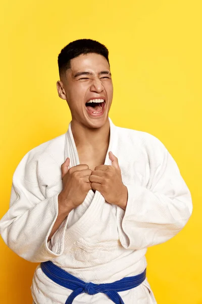Zbliżenie Portret Zwycięzcą Samiec Taekwondo Sportowiec Karate Białym Kimono Relaks — Zdjęcie stockowe