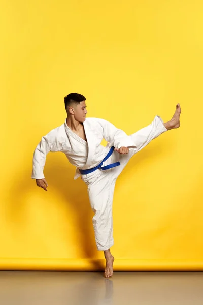 Kopanie Stopę Portret Profesjonalnego Mężczyzny Taekwondo Sportowca Karate Białym Kimono — Zdjęcie stockowe