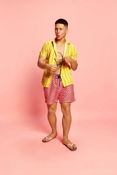 Πορτρέτο Του Ελκυστική Νεαρός Φοιτητής Άνθρωπος Που Φοράει Ρούχα Παραλίας — Φωτογραφία Αρχείου