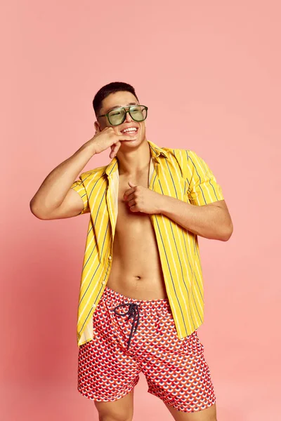 Bachelor Porträt Eines Gutaussehenden Jungen Mannes Student Sommerkleidung Und Gebräunter — Stockfoto