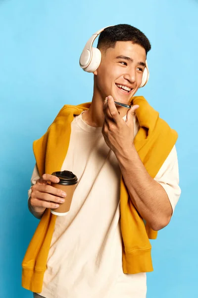생기고 헤드폰을 음악을 커피를 남자의 초상화 — 스톡 사진