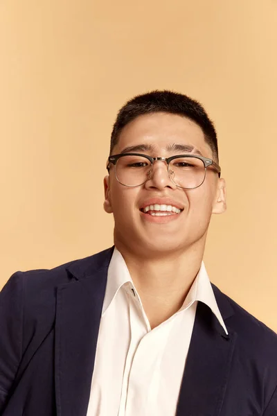 Retrato Con Joven Encantador Estudiante Empleado Oficina Con Traje Gafas —  Fotos de Stock