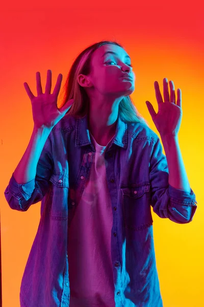 Suratsız Kız Gündelik Kıyafetler Giyen Güzel Bir Gencin Portresi Neon — Stok fotoğraf
