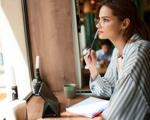 Linda Jovem Freelancer Usando Tablet Enquanto Senta Uma Mesa Café — Fotografia de Stock