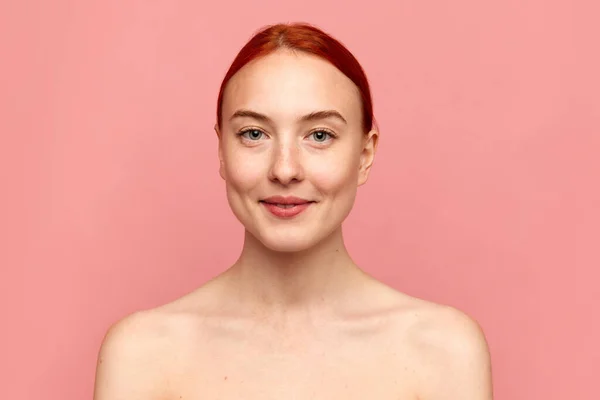 Közelkép Gyönyörű Lány Tökéletes Bőr Nézi Kamera Világos Mosollyal Rózsaszín — Stock Fotó
