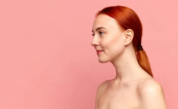 Přirozená Krása Detailní Záběr Krásné Dívky Rudými Vlasy Perfektní Pleť — Stock fotografie