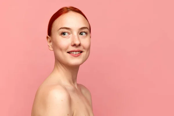 Primer Plano Hermosa Chica Con Pelo Rojo Los Hombros Desnudos —  Fotos de Stock