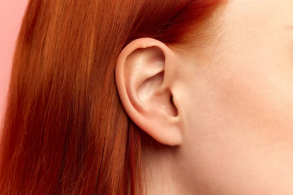 Обрезанный Портрет Нижним Лицом Ухом Молодой Женщины Девушкой Рыжими Волосами — стоковое фото