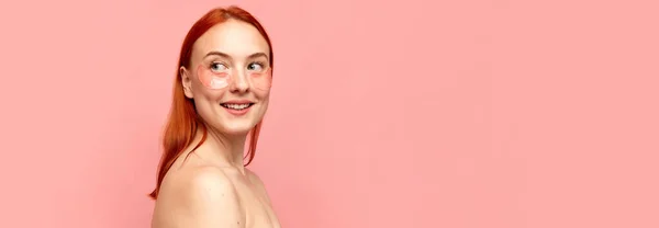 귀여운 소녀의 초상을 배너는 분홍색 피부를 상쾌하게 안대를 아름다움의 건강해 — 스톡 사진