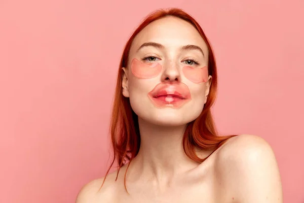 Πορτρέτο Του Νεαρού Όμορφη Κοκκινομάλλα Κορίτσι Γυμνούς Ώμους Χείλη Και — Φωτογραφία Αρχείου
