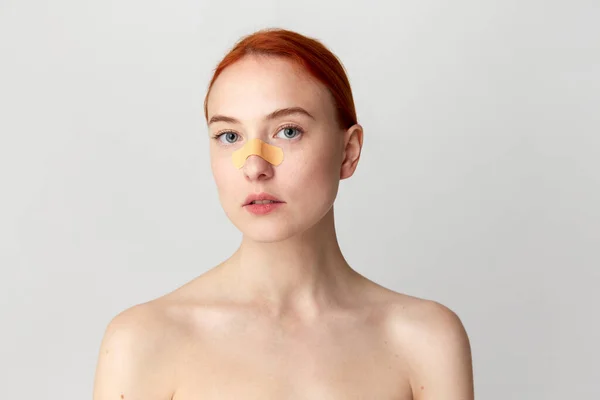 Portré Gyönyörű Divat Modell Tökéletes Bőr Néz Kamera Nyugodt Arc — Stock Fotó