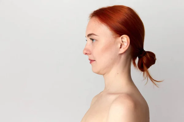 チン補正 若い女性と肖像画 白いスタジオの背景の上に立って赤い髪の女の子 サイドビュー 整形手術の前に撃たれた 美しさの基準 美しさ 広告の概念 — ストック写真