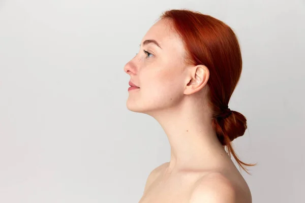 Természetes Smink Portré Gyönyörű Divat Modell Vörös Haj Csupasz Vállak — Stock Fotó