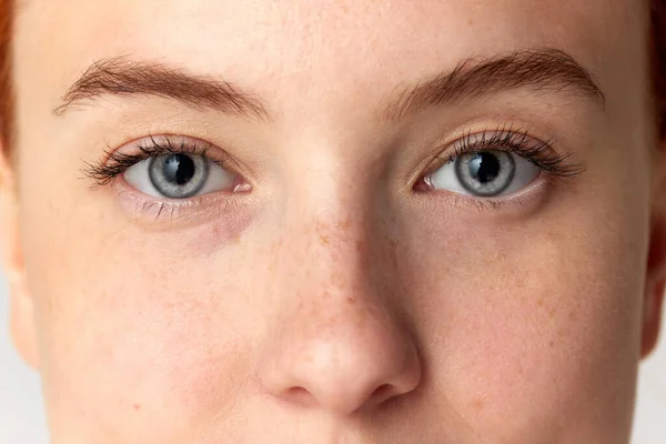视力矫正 用年轻女孩 蓝眼睛女孩的眼睛在白色背景上雕刻的肖像 关闭图像 整形手术视力治疗 广告概念 — 图库照片