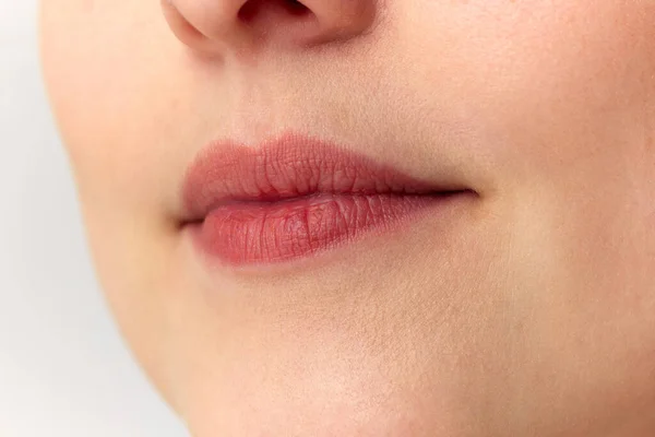 ブルホーンリップリフト 白い背景に細い唇を持つ若い女性の顔の低い部分を持つ肖像画 唇の増強の概念 プラスチック外科 ブルホーン技術 美容コンセプト — ストック写真