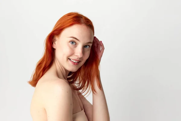 1つの魅力的な美しさモデル 裸の肩と白いスタジオの背景に笑みを浮かべて赤い絹の髪を持つ少女と肖像画 ヘアケア 化粧品 自然美 スパの概念 — ストック写真