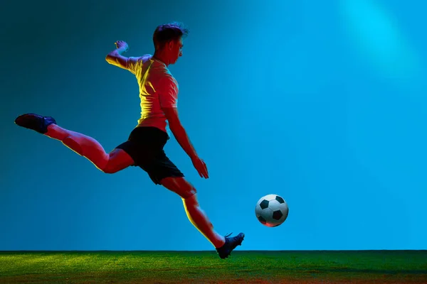 Δυνατή Κλωτσιά Επαγγελματίας Ποδοσφαιριστής Στολή Αθλητικής Ομάδας Τρέχει Πάνω Από — Φωτογραφία Αρχείου