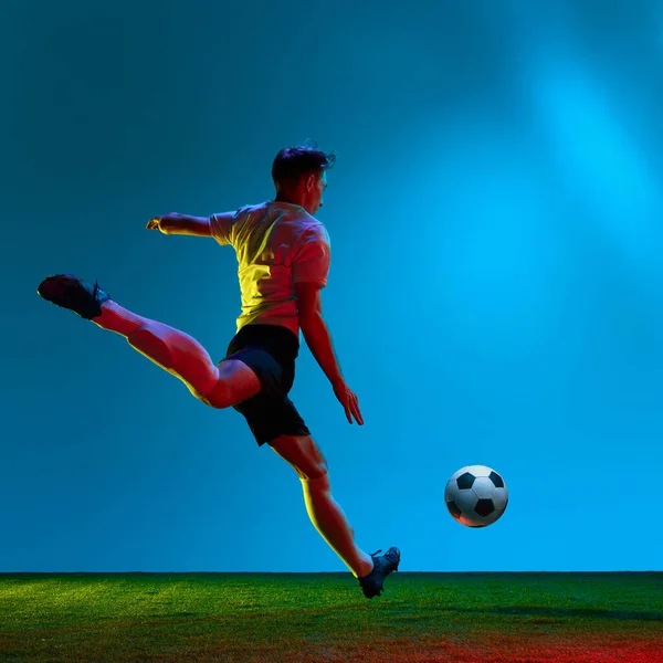 Ruszamy Dynamiczny Portret Piłki Nożnej Piłkarz Mundurze Sportowym Kopiący Piłkę — Zdjęcie stockowe