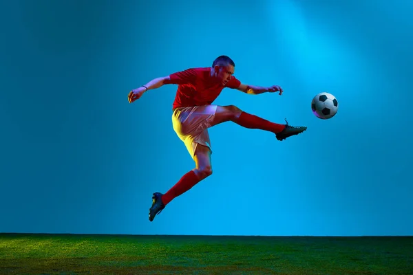 Retrato Com Futebol Profissional Jogador Futebol Sportswear Jogar Treinamento Sobre — Fotografia de Stock
