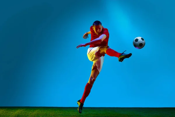 Sportwetten Ein Junger Mann Fußballprofi Beim Training Über Dem Fußballplatz — Stockfoto
