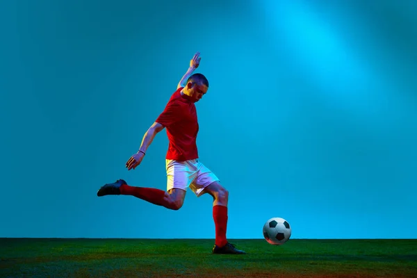 Fußballtraining Ein Sportler Fußballspieler Rot Weißer Uniform Beim Training Auf — Stockfoto