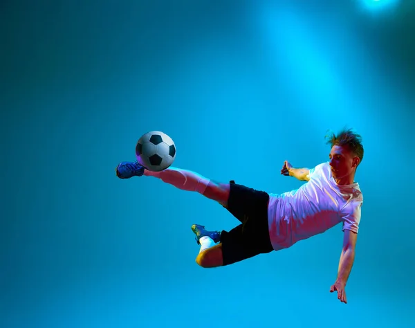 Meta Movimiento Futbolista Saltando Pateando Pelota Sobre Campo Con Luz — Foto de Stock