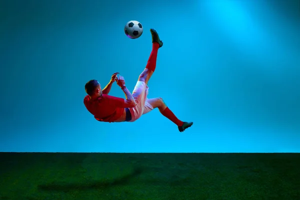 Fußballspieler Sportkleidung Uniform Der Den Ball Der Luft Über Dem — Stockfoto
