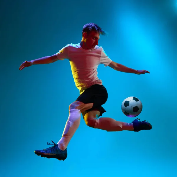 Ruszamy Dynamiczny Portret Piłki Nożnej Piłkarz Mundurze Sportowym Kopiący Piłkę — Zdjęcie stockowe