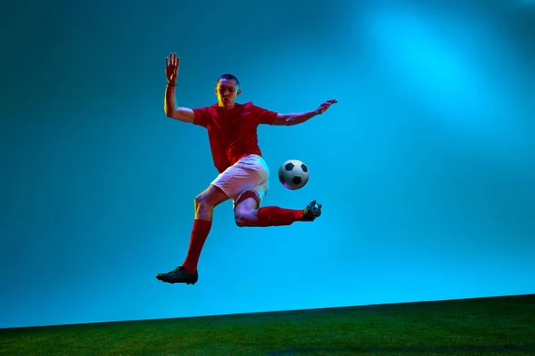 Springen Fliegen Ein Junger Mann Fußballprofi Beim Training Über Dem — Stockfoto