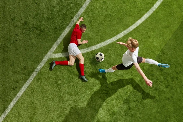 Αεροφωτογραφία Των Ποδοσφαιριστών Αθλητική Στολή Και Μπότες Ποδοσφαίρου Πιάσει Μπάλα — Φωτογραφία Αρχείου