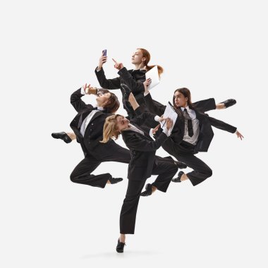 Klasik takım elbiseli, kendine güvenen iş kadınlarıyla kolajda belgeler, akıllı telefon ve beyaz arka planda izole iş görüşmeleri yürütülüyor. Ofis balesi kavramı, takım çalışması, dans, reklam.