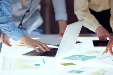 Mühendislik toplantısı, takım beyin fırtınası ve toplantı odasında dizüstü bilgisayar kullanarak proje planını tartışmak. Takım çalışması, iş dünyası, mühendis liderlik, kariyer büyümesi, toplantı, finans, planlama, reklam