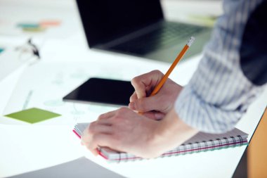 Girişimci takımı, müteahhitler masanın üzerinde dokümanlarla notlar üzerinde beyin fırtınası yapıyorlar. Çevik metodoloji, sürat planlaması, hikaye haritası, ürün birikmesi. Takım çalışması kavramı, strateji, reklam