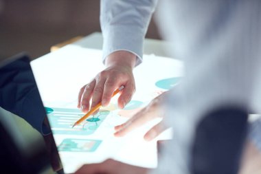 Şirket eğitimi. CEO, genç takım girişimcilerine sunum yapıyor. Ofis konferans odasının üstünde Infographics, statistics ve grafik kullanarak. Yatırım kavramı, başlangıç projesi, reklam