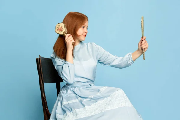 Портрет Дівчиною Принцеса Сукні Розчісує Шовк Сяє Червоним Волоссям Дивиться — стокове фото