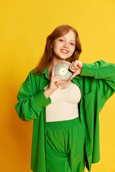 Retrato Una Chica Joven Adolescente Con Pelo Rojo Traje Verde — Foto de Stock