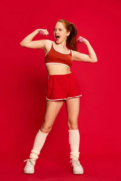 Sport Workout Für Schlanken Körper Charmante Rothaarige Junge Mädchen Sportbekleidung — Stockfoto