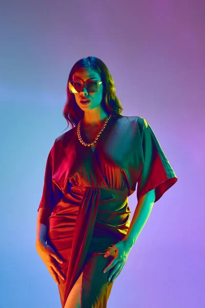 Çekici Bir Kadın Model Kolyeli Zarif Ipek Elbiseler Giyiyor Neon — Stok fotoğraf