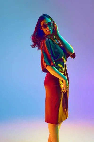Mutlu Bir Kadın Model Kolyeli Zarif Ipek Elbiseler Giyiyor Neon — Stok fotoğraf
