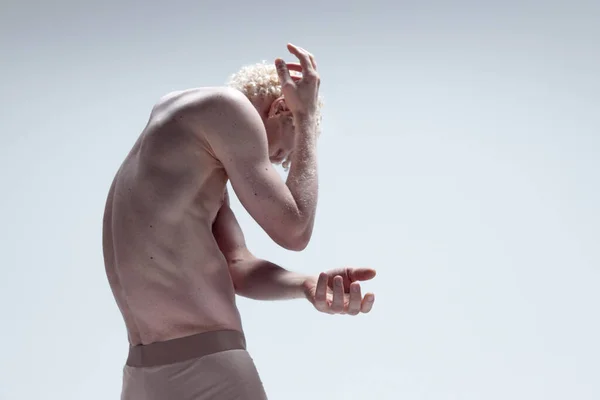 Droomende Blonde Man Bedekt Gezicht Met Handen Geïsoleerd Witte Studio — Stockfoto